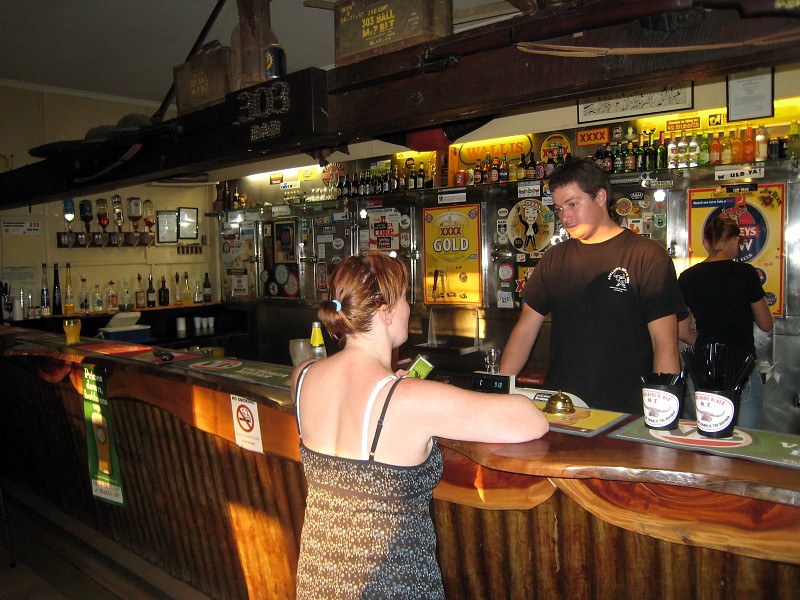 2009-11-06 22-00-39_2.jpg - ...aber das Bier ist lecker!